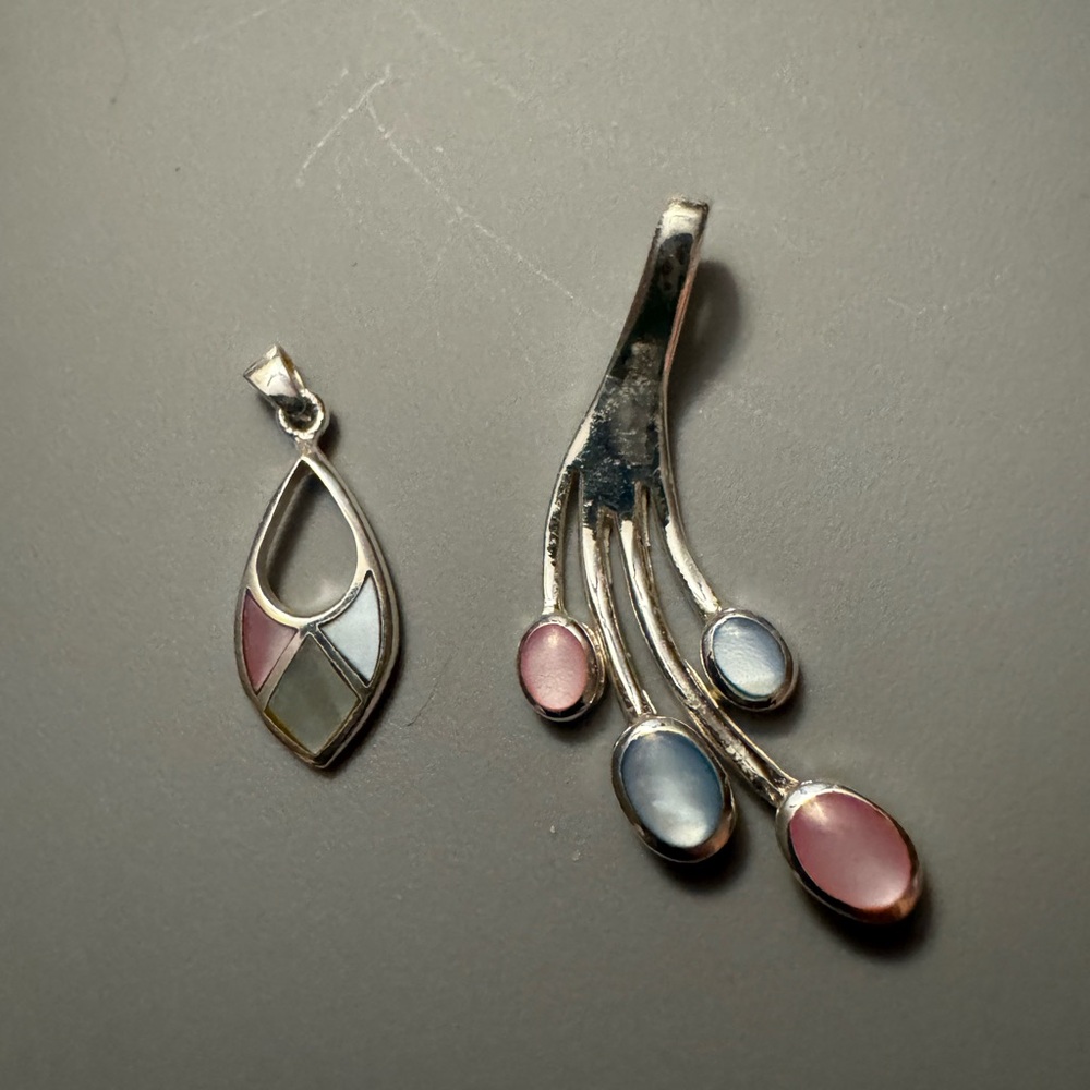 New sterling silver 2 pendants in mother of pearl - Picture 2 of 3